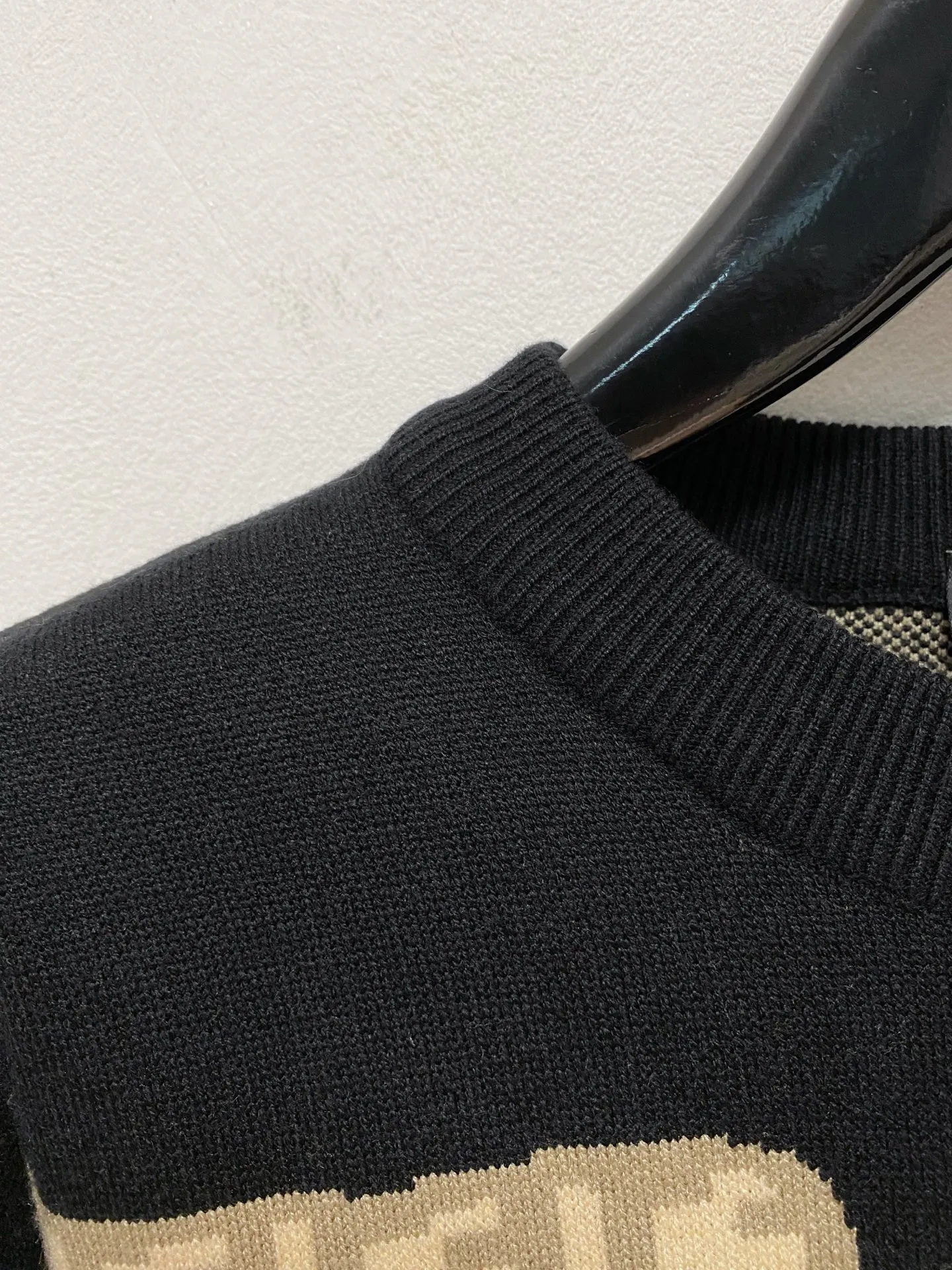 🅿️440 LV crew neck sweater, made of wool blended yarn, has good warmth retention, fluffy and soft, doubles skin care, giving you a lightweight wearing experience. High-quality natural fibers ensure high-quality life. The whole piece adopts solid color single-sided craftsmanship, leaving loose space when fit, solid color plain weave, neat texture, solid color design, durable and high-end. The workmanship is meticulous, fashionable and versatile. The reverse shoulder design is simple and comfortable. At the same time, it uses counter stitching to highlight the quality in the details, making the temperament more low-key, restrained, calm and stylish, and better showing the clean and tidy side of successful men. The collar, cuffs, and hem are made of dense rib weaving, which is tight and elastic, not easy to deform, and highlights the details and texture. Whether worn alone or layered, it can not only give you a warm feeling, but also give you a sophisticated sense of fashion.      Size: M-XXXL